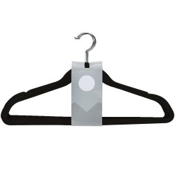 Este set de ganchos recubiertos en terciopelo negro es ideal para guardar brasieres, lencería o prendas delicadas. Su textura su